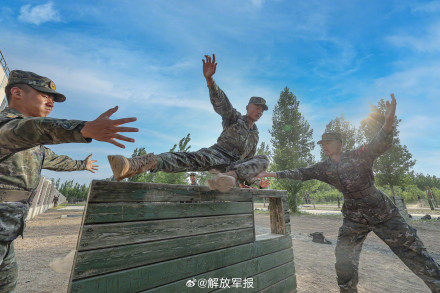 围观！感受400米障碍训练现场