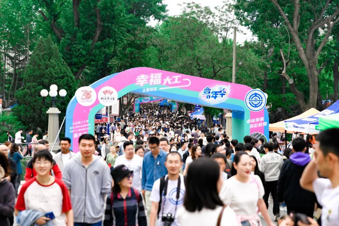 校庆请全校吃3.6吨大蛋糕？网友：“逛了2万步，看了2万人，吃了2万斤”