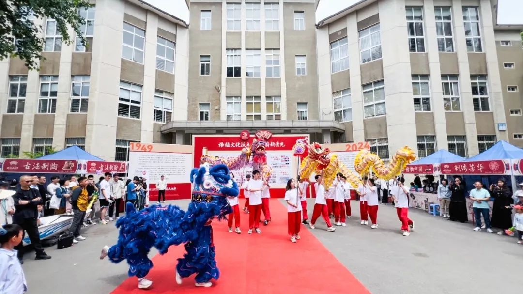 校庆请全校吃3.6吨大蛋糕？网友：“逛了2万步，看了2万人，吃了2万斤”