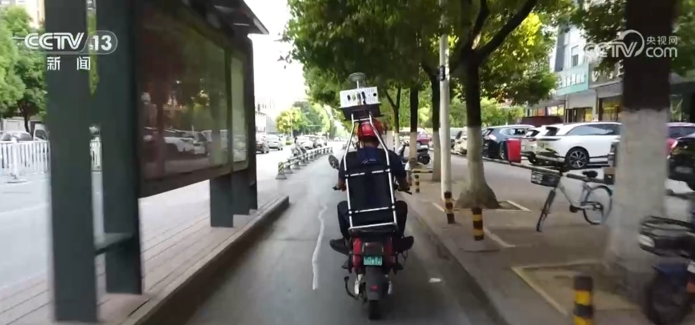 当新质生产力赋能就业市场 来看地图采集员如何给无人快递车装“大脑”