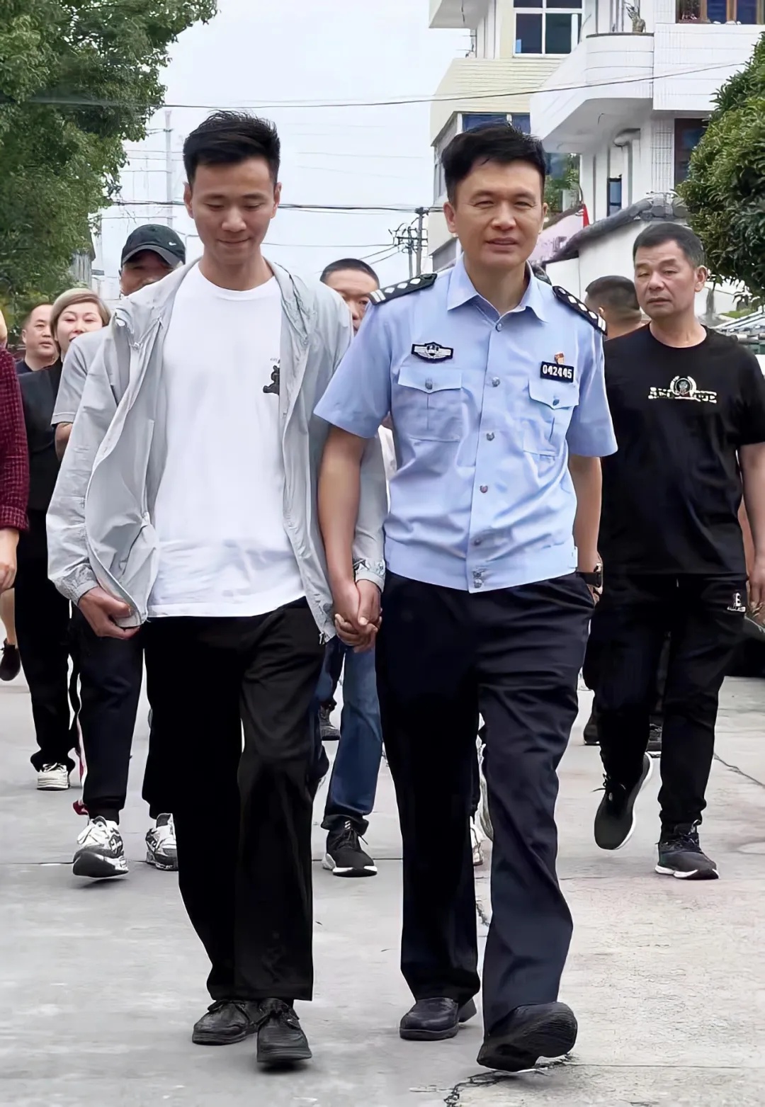 刚出生就“夭折”!没想到,33年后儿子竟“死而复生” 刚出生就“夭折”!没想到,33年后儿子竟“死而复生”