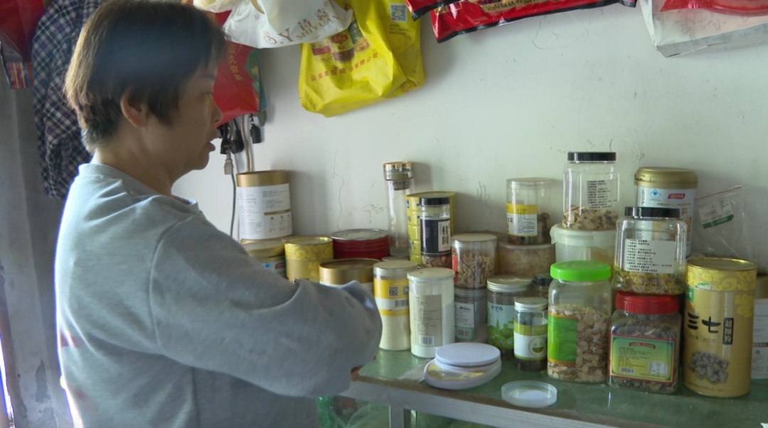 “妈妈再教你一次走路!”网友:我们也来帮忙 “妈妈再教你一次走路!”网友:我们也来帮忙