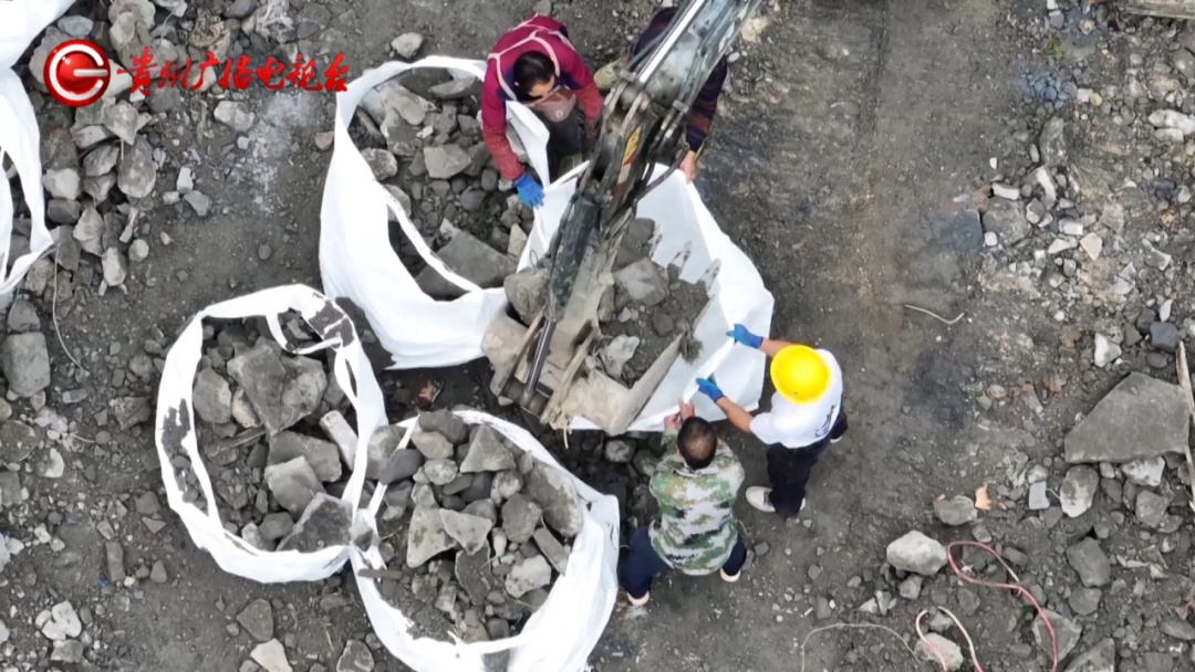 “吓得不敢睡觉！”贵阳一小区发生塌方滑坡，居民又气又怕：四年前就塌过！