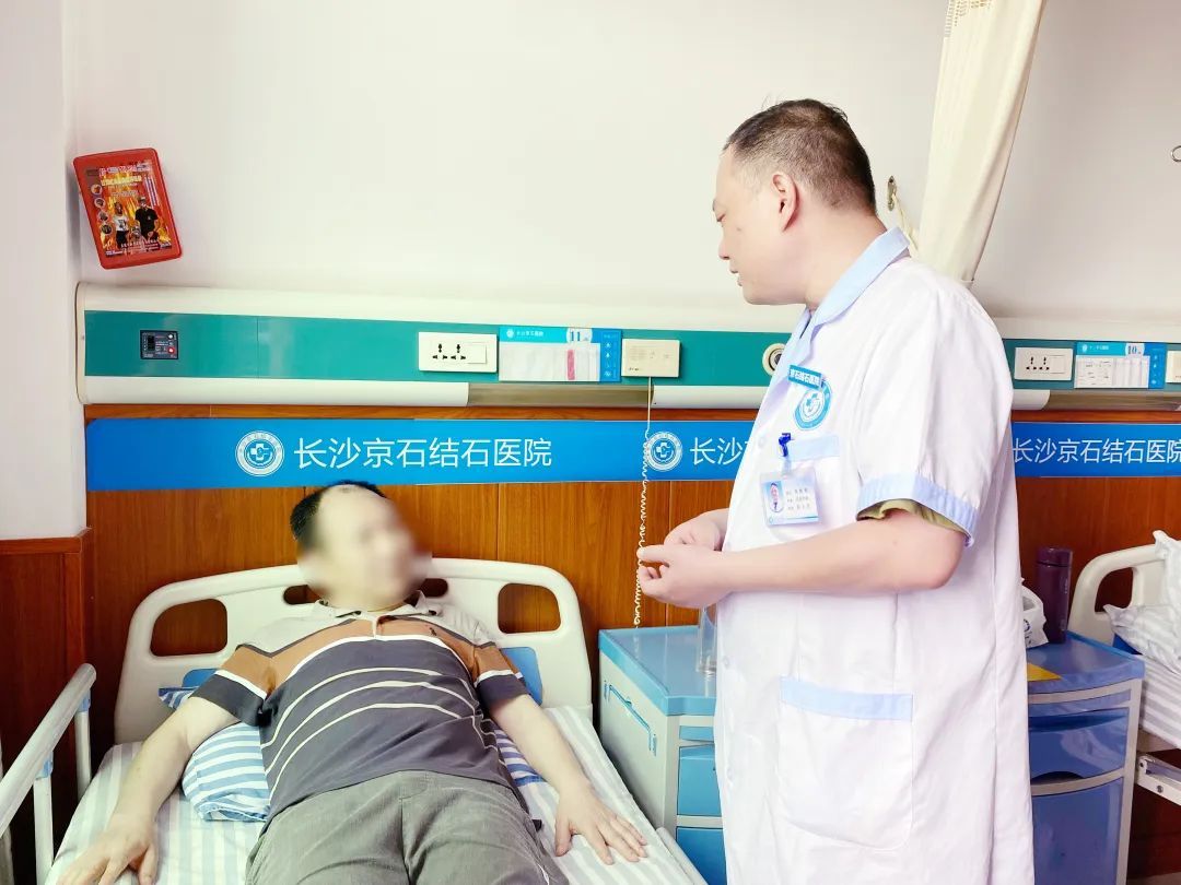 男子突发左腰胀痛伴血尿，连做3次体外碎石无效方紧急就医