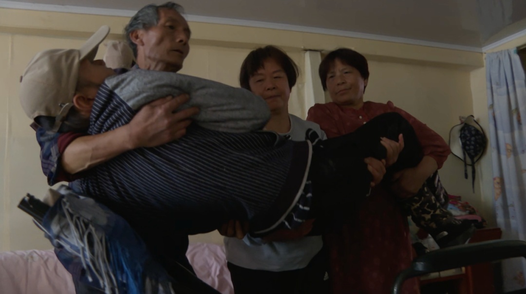 “妈妈再教你一次走路!”网友:我们也来帮忙 “妈妈再教你一次走路!”网友:我们也来帮忙