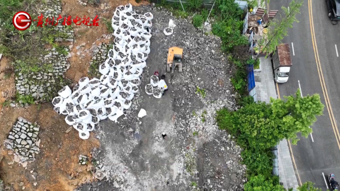 “吓得不敢睡觉！”贵阳一小区发生塌方滑坡，居民又气又怕：四年前就塌过！