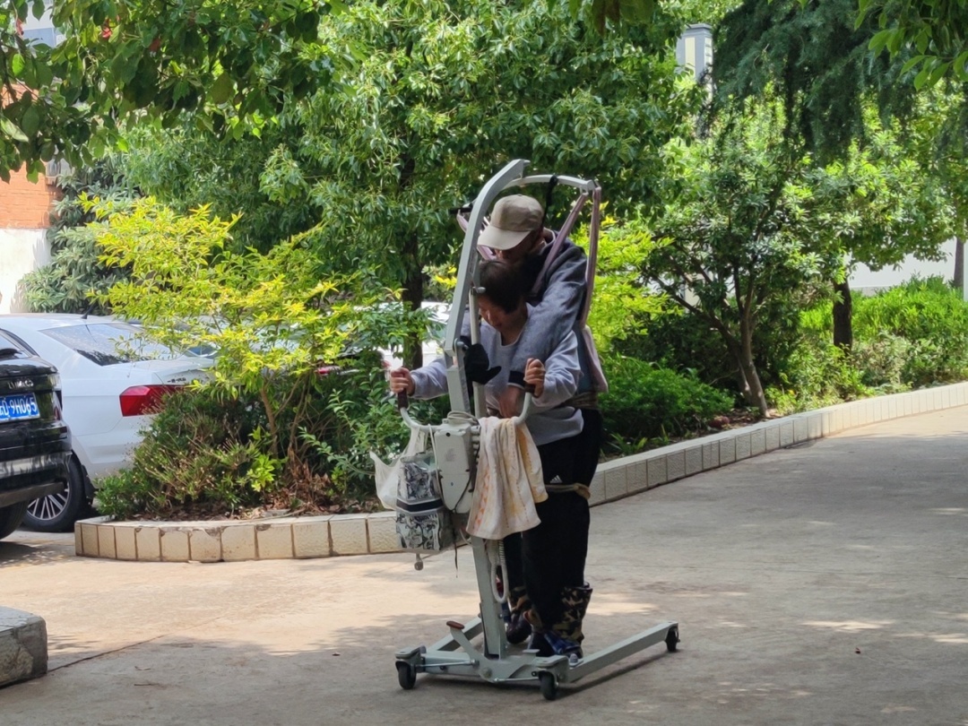 “妈妈再教你一次走路!”网友:我们也来帮忙 “妈妈再教你一次走路!”网友:我们也来帮忙