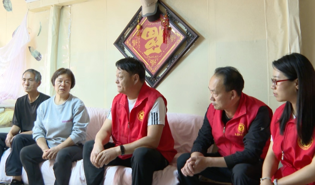 “妈妈再教你一次走路!”网友:我们也来帮忙 “妈妈再教你一次走路!”网友:我们也来帮忙