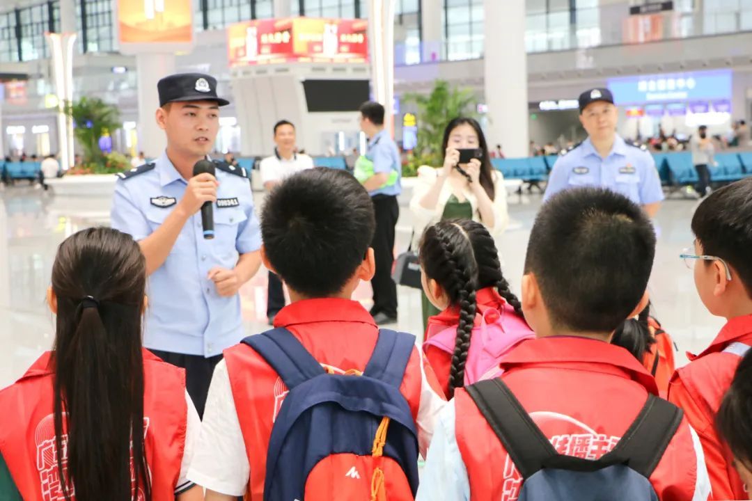 这座特大型综合交通枢纽，迎来特别的旅客！