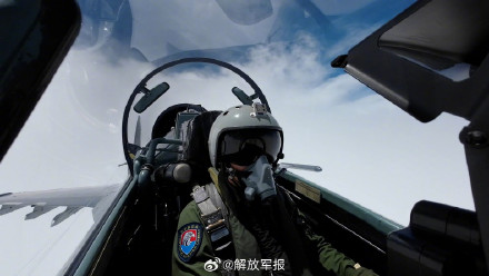 穿云破雾！看战机呼啸升空