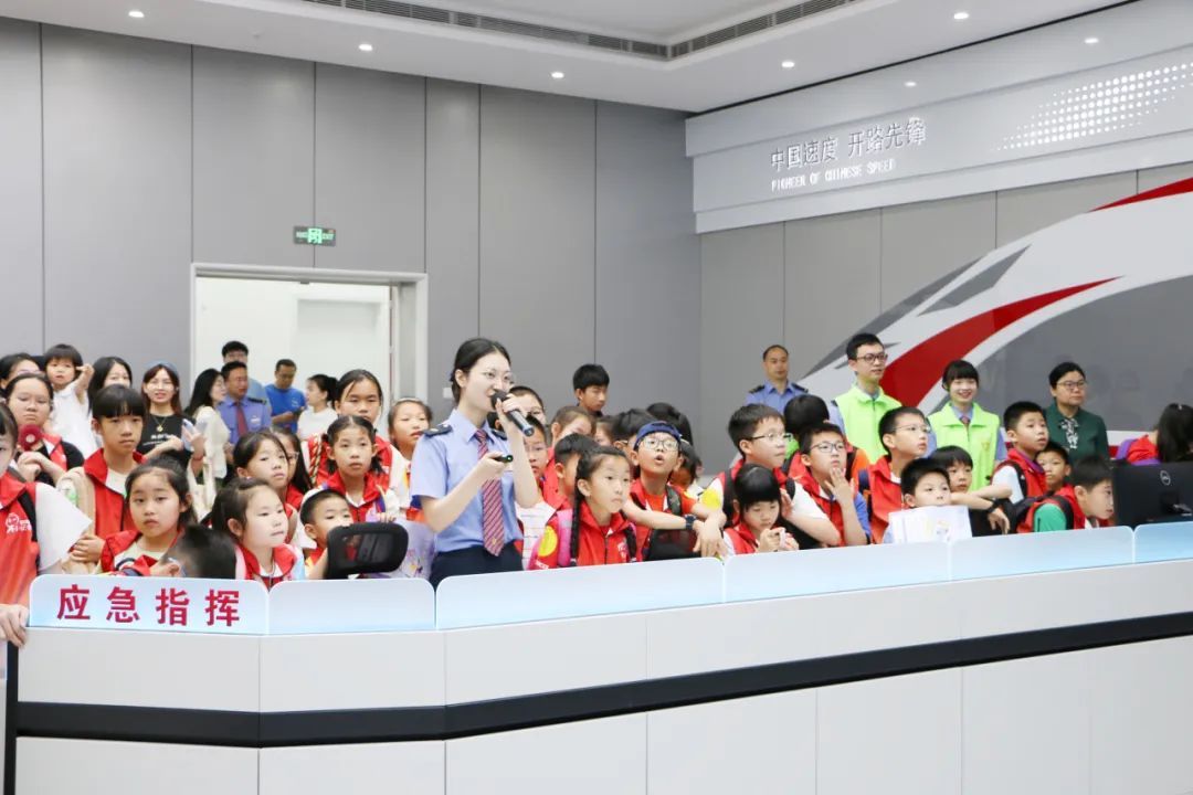 这座特大型综合交通枢纽，迎来特别的旅客！