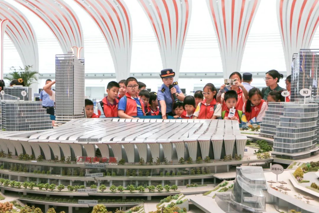 这座特大型综合交通枢纽，迎来特别的旅客！