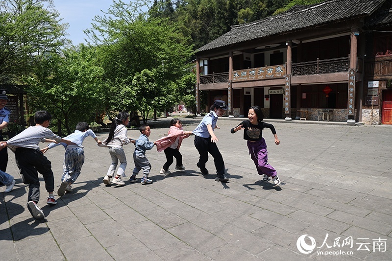 今年30岁,他是8个孩子的“李爸爸” 今年30岁,他是8个孩子的“李爸爸”