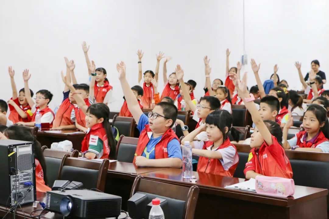 这座特大型综合交通枢纽，迎来特别的旅客！