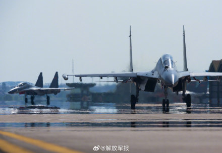 穿云破雾！看战机呼啸升空