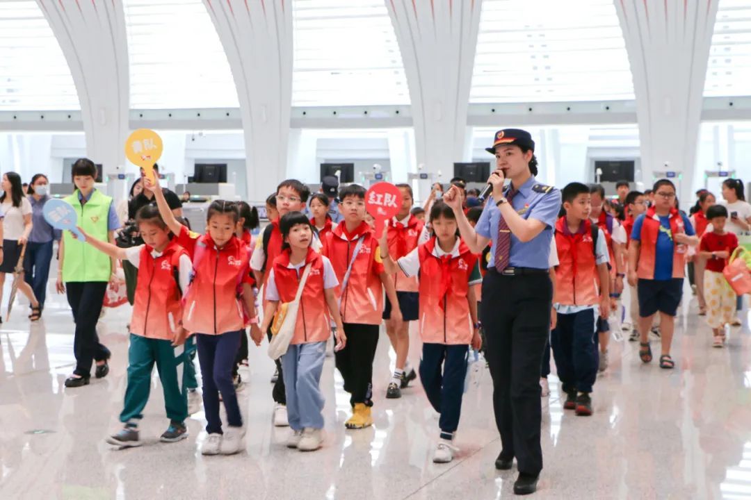 这座特大型综合交通枢纽，迎来特别的旅客！