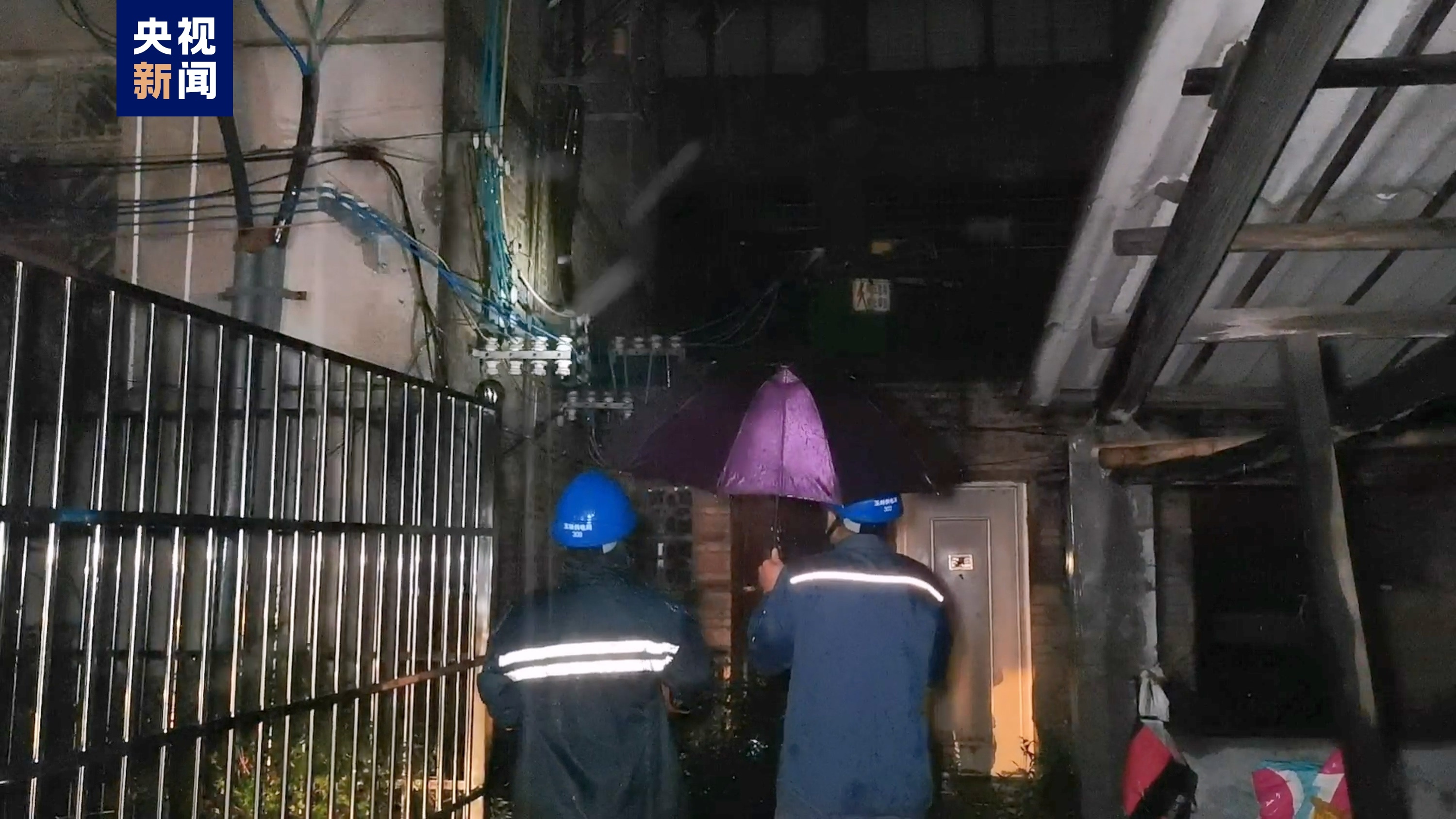 强降雨致广西玉林供电线路受损 已有超66%停电用户恢复供电 强降雨致广西玉林供电线路受损 已有超66%停电用户恢复供电