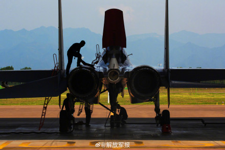 穿云破雾！看战机呼啸升空