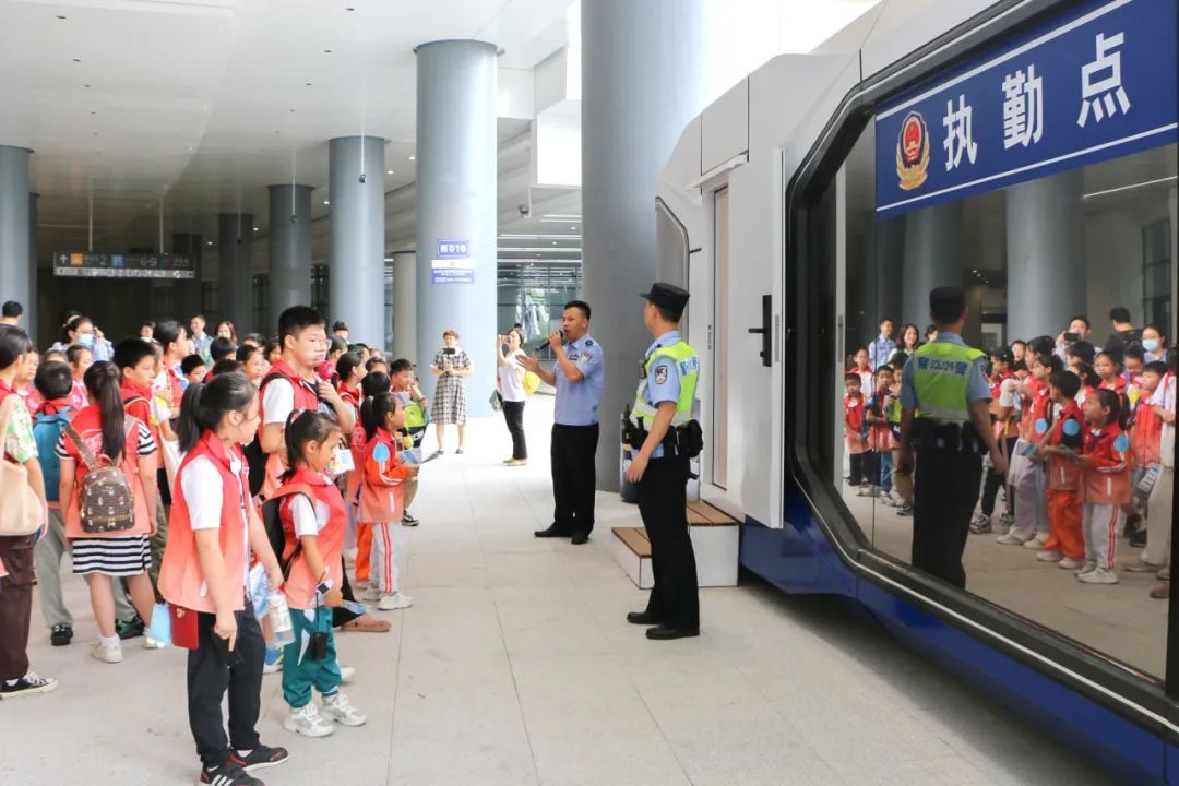 这座特大型综合交通枢纽，迎来特别的旅客！