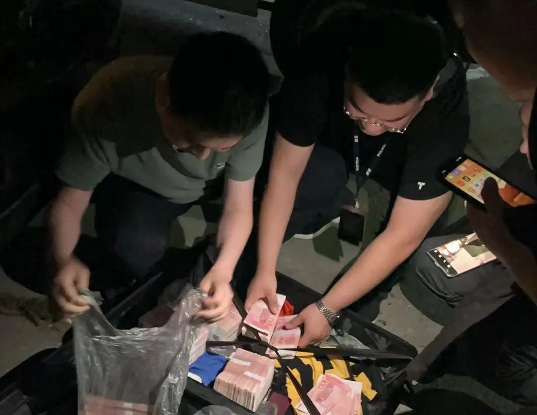 他们的嘴角压不住了……