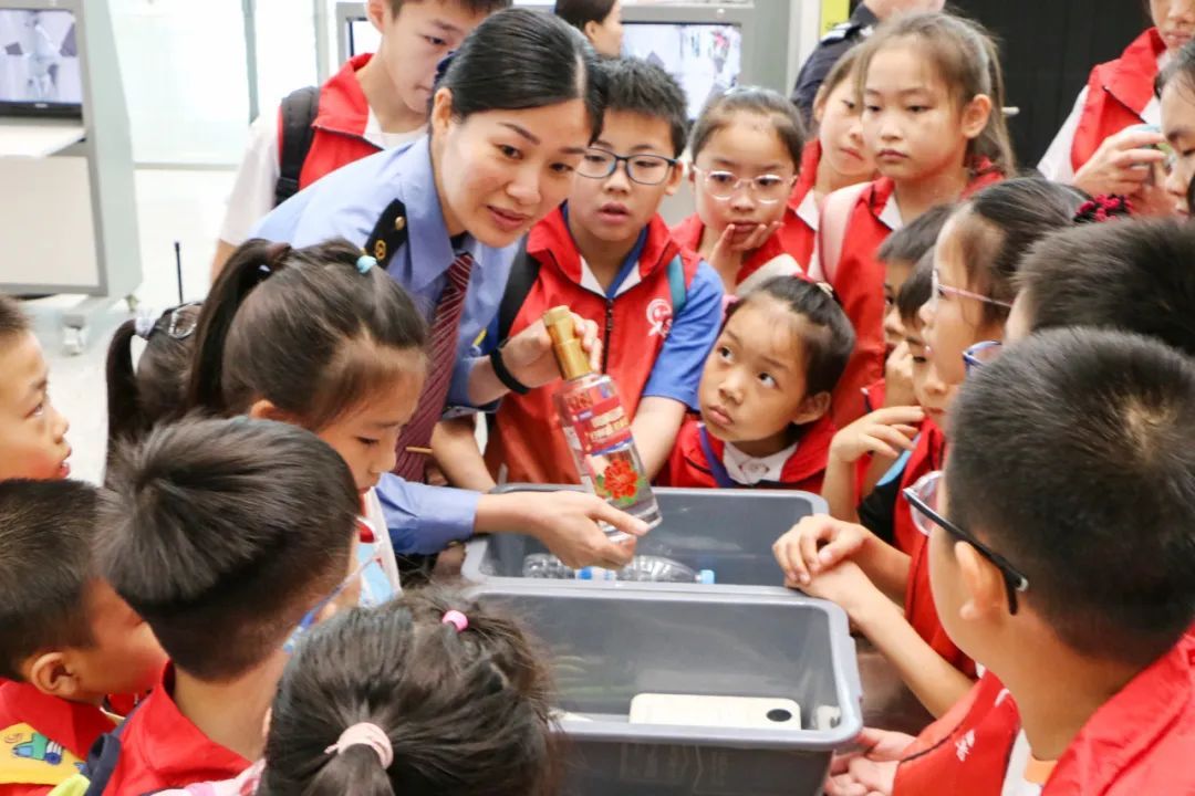 这座特大型综合交通枢纽，迎来特别的旅客！