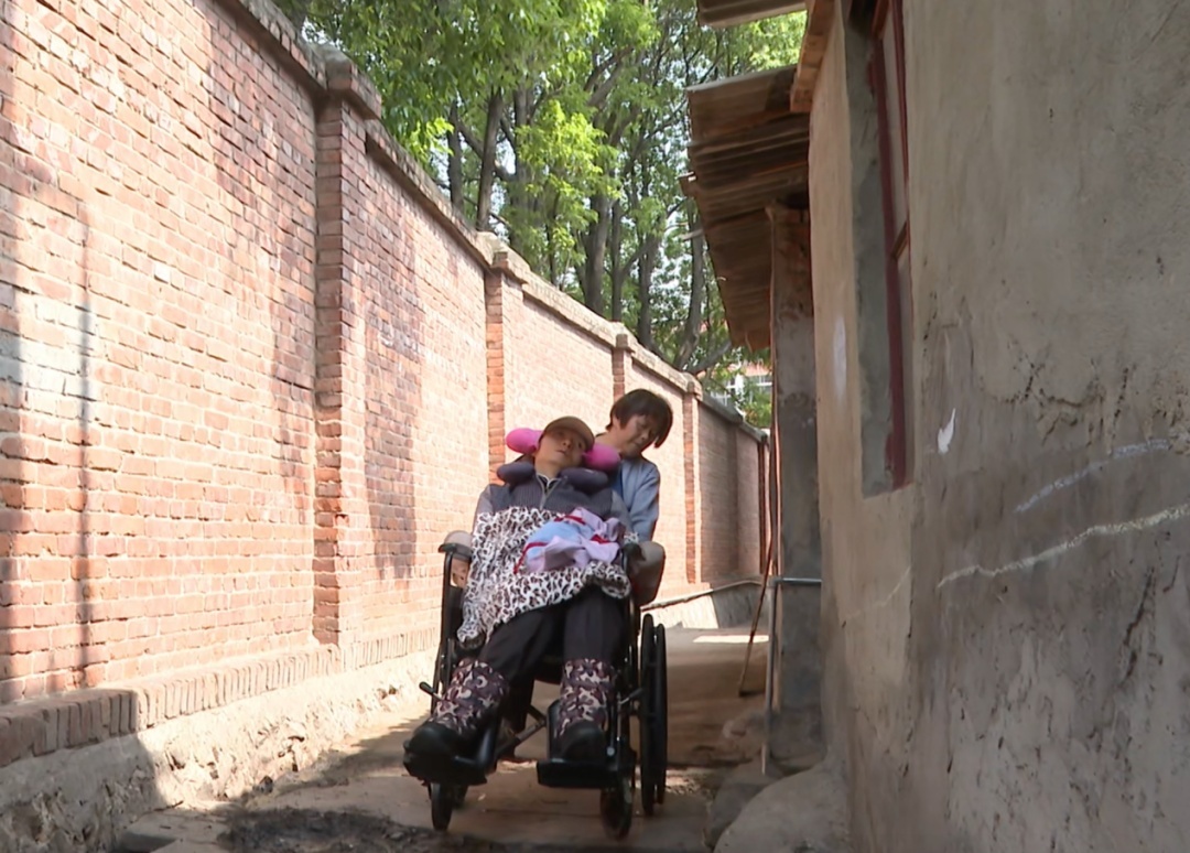 “妈妈再教你一次走路!”网友:我们也来帮忙 “妈妈再教你一次走路!”网友:我们也来帮忙