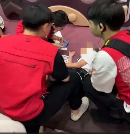 揪心！男童玩室内攀岩时安全绳断裂坠落