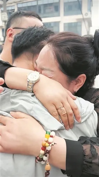 刚出生就“夭折”!没想到,33年后儿子竟“死而复生” 刚出生就“夭折”!没想到,33年后儿子竟“死而复生”