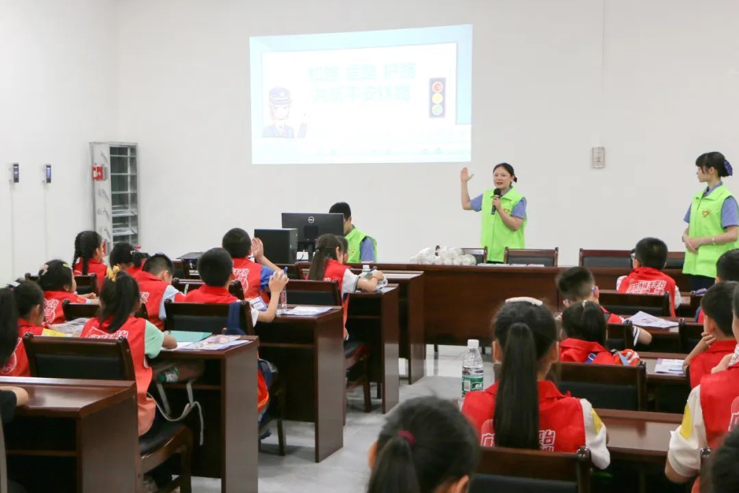 这座特大型综合交通枢纽，迎来特别的旅客！