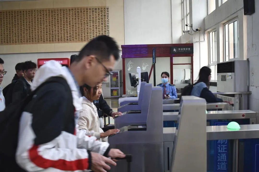 购买联程票，中转换乘都要下车吗？