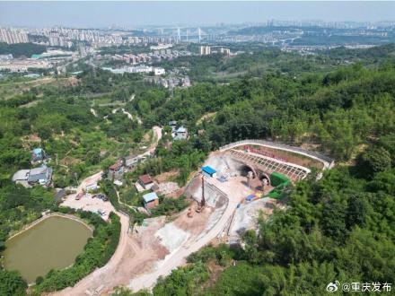 西渝高铁伍家岚二号隧道贯通