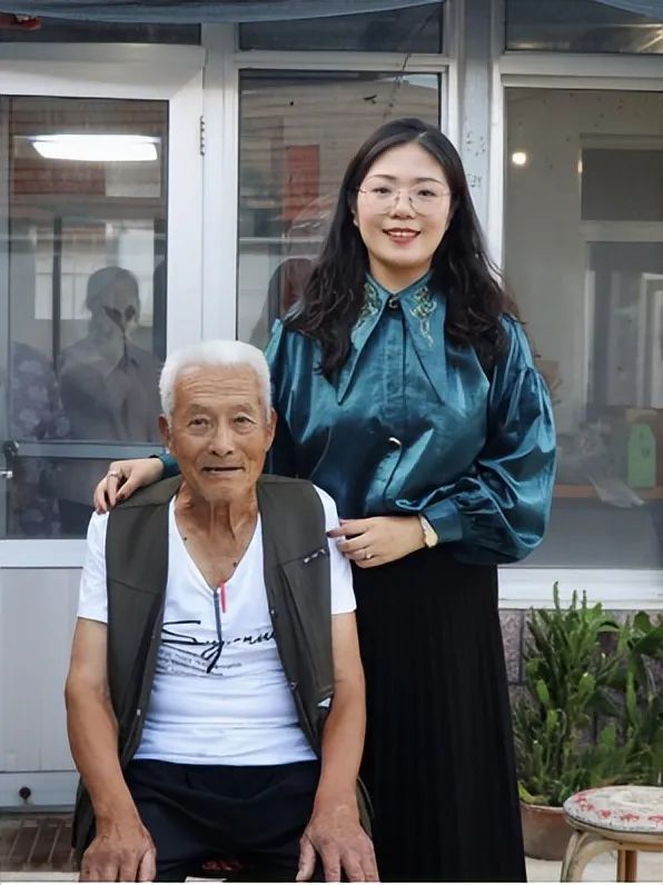 老人连寄七年特产，还邀请陌生女孩参加孙子婚礼，真相让人点赞！