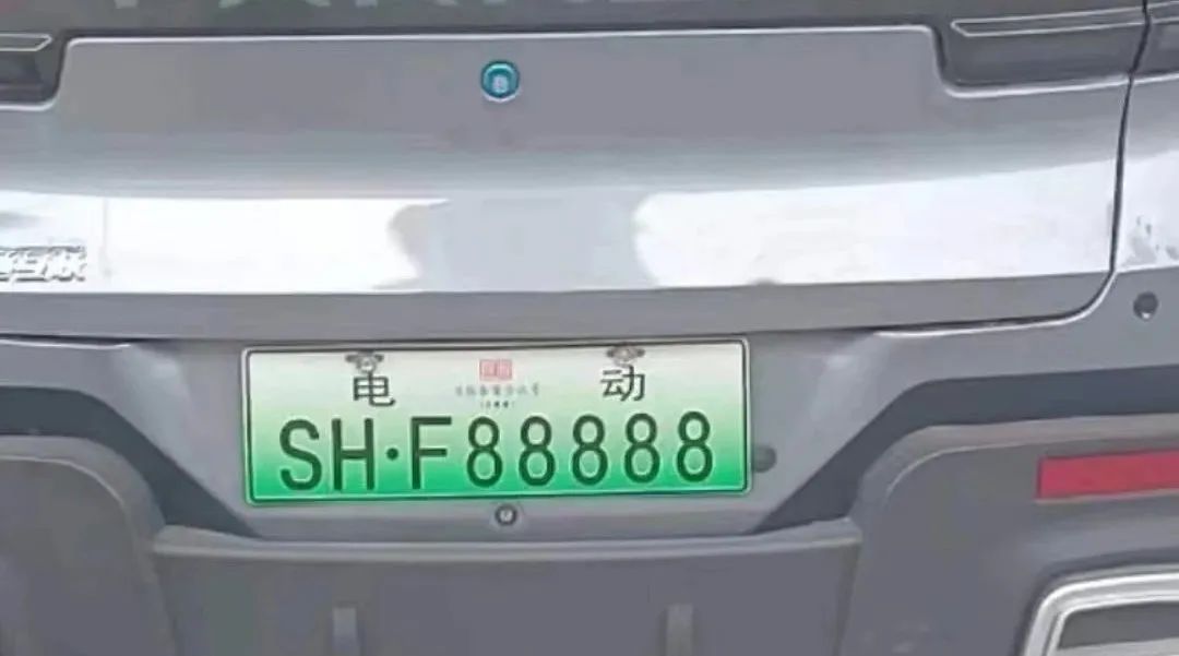 晚高峰路面惊现王炸车牌“老头乐”?交警拦下后发现人、车都有问题! 晚高峰路面惊现王炸车牌“老头乐”?交警拦下后发现人、车都有问题!