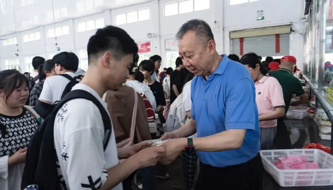 合肥一高中请学生免费吃鱼 合肥一高中请学生免费吃鱼