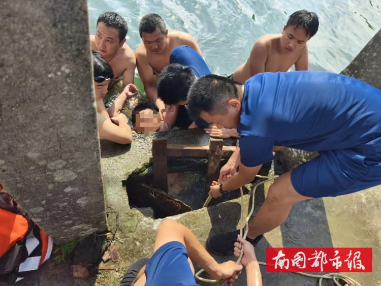 惊险!海口一男孩游泳不慎被卡堤坝排水口,水流湍急…… 惊险!海口一男孩游泳不慎被卡堤坝排水口,水流湍急……