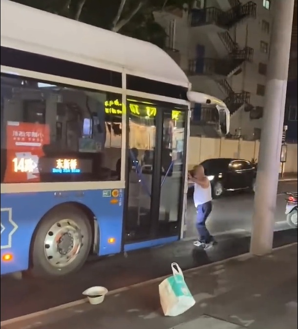 上海一公交车司机好心扶摔倒老人，反被讹诈？有反转！