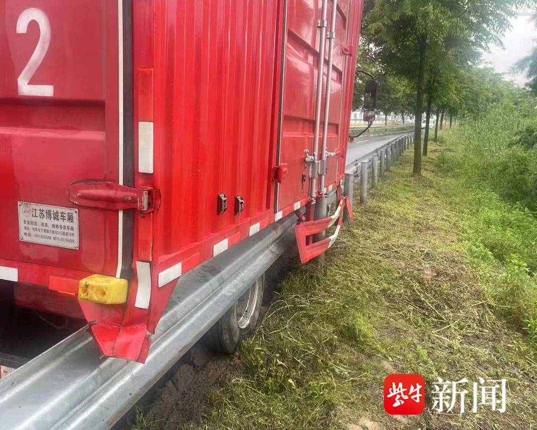 司机弯道操作失误,厢式货车撞上防护栏