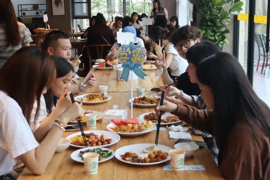 最后一顿饭，学校请你吃！网友：“现在回学校还来得及吗？”
