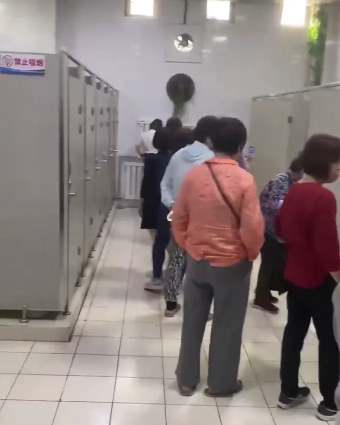 阿勒泰游客激增70%！不少人表示“一厕难求”→