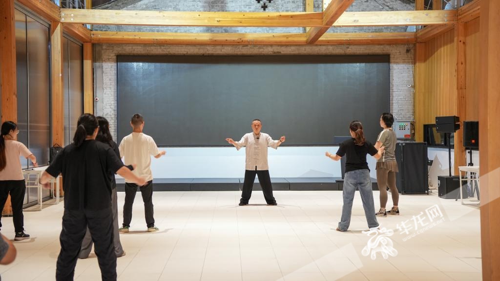 有趣青年 | 年轻人热练八段锦 新中式健身很迷人？