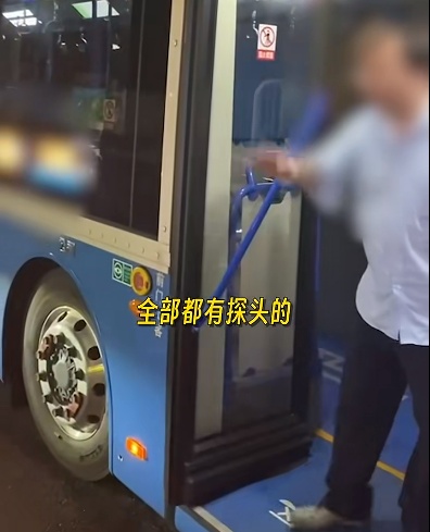上海一公交车司机好心扶摔倒老人，反被讹诈？有反转！