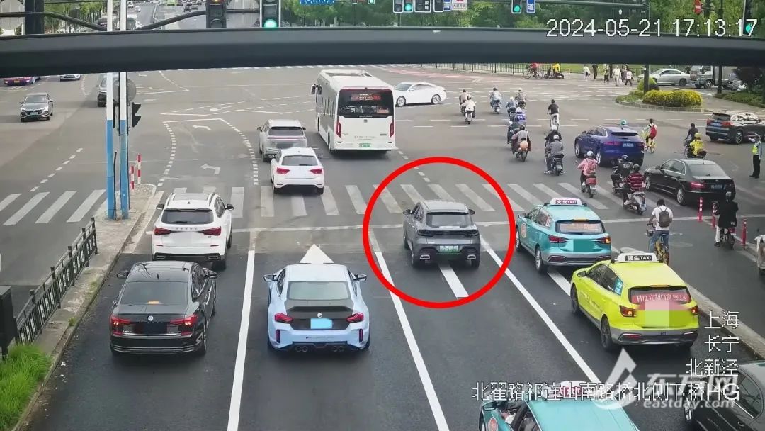 前挂“保时捷”后贴“法拉利”？上海街头出现“王炸”车牌“老头乐”！最新→
