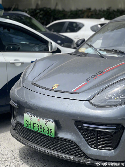 前挂保时捷后贴法拉利老头乐车主被拘