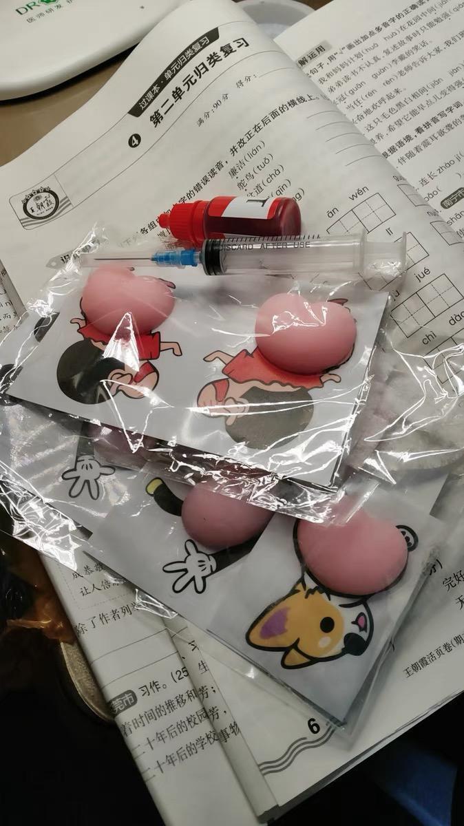 小学门口的玩具竟带“注射器”？严查！