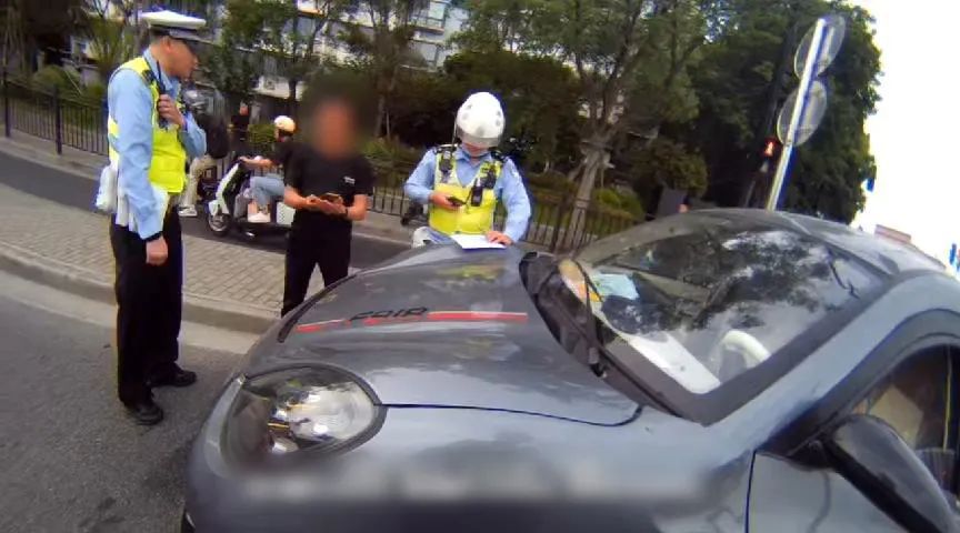 晚高峰路面惊现王炸车牌“老头乐”?交警拦下后发现人、车都有问题! 晚高峰路面惊现王炸车牌“老头乐”?交警拦下后发现人、车都有问题!
