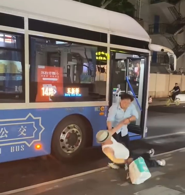 上海一公交车司机好心扶摔倒老人，反被讹诈？有反转！