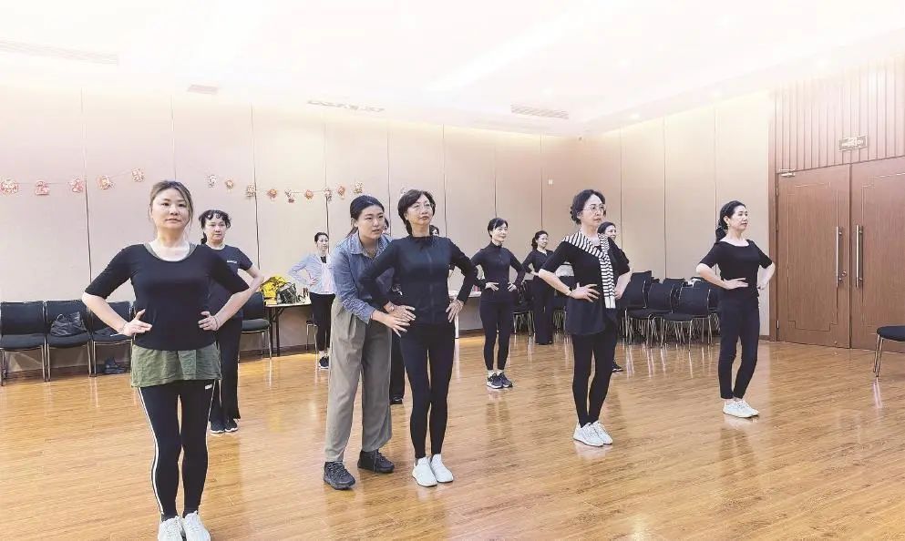 95后模特老师和上海老年大学时装模特班里的“花样姐姐” 95后模特老师和上海老年大学时装模特班里的“花样姐姐”