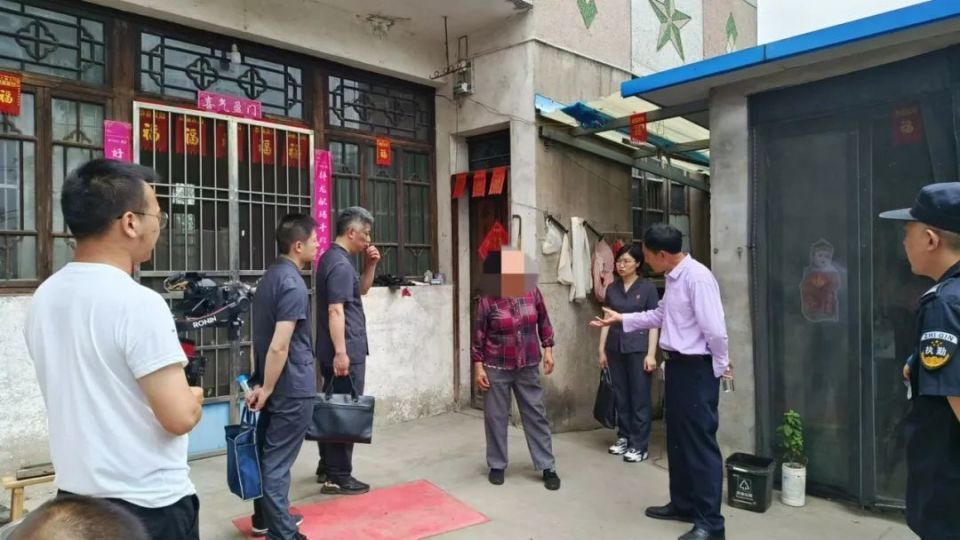 女子以80多岁父母偏心等为由拒绝赡养,法院调解执行!律师:赡养父母是法定义务 女子以80多岁父母偏心等为由拒绝赡养,法院调解执行!律师:赡养父母是法定义务