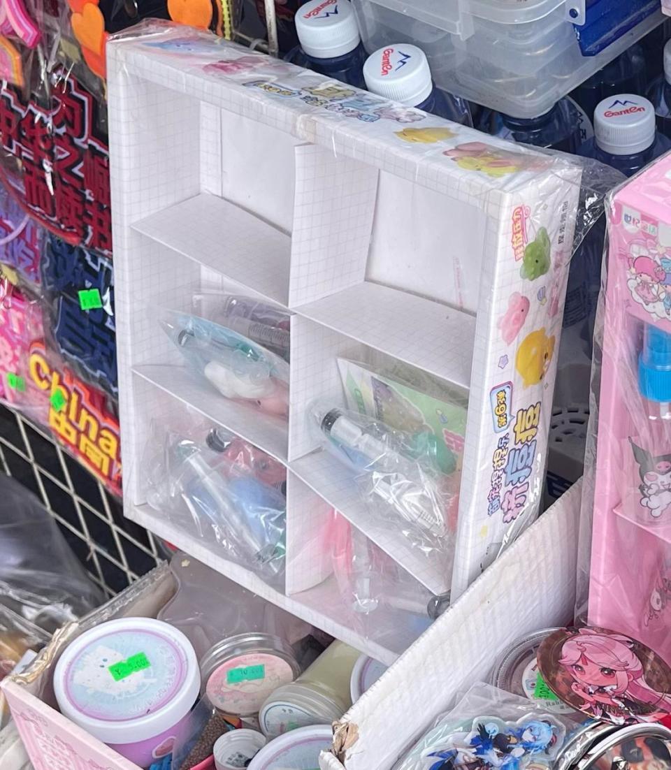 小学门口的玩具竟带“注射器”？严查！