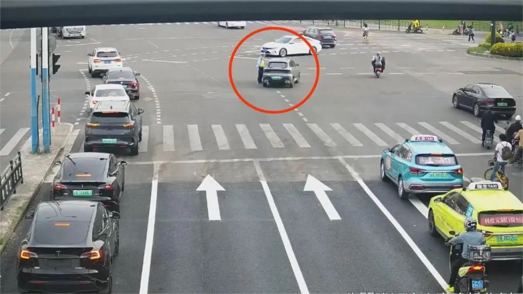 “前看保时捷，后看法拉利，车牌88888”！55岁车主被行拘